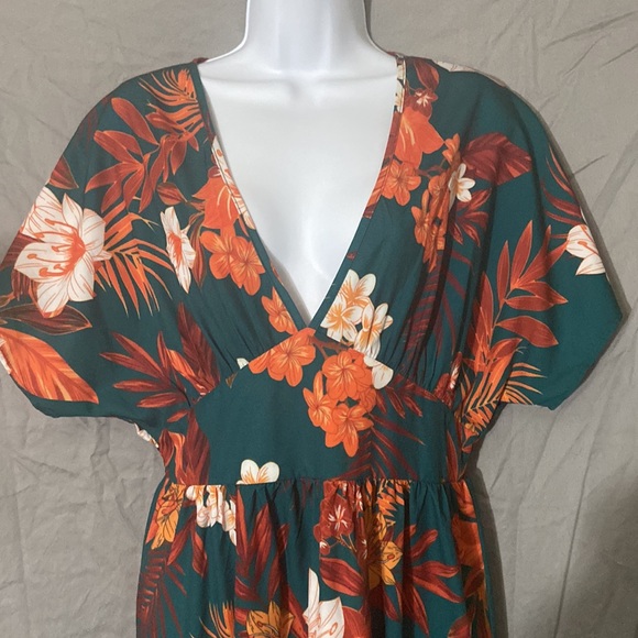 Shein Floral flowy dress. Low-cut. Spring colors - Picture 2 of 7